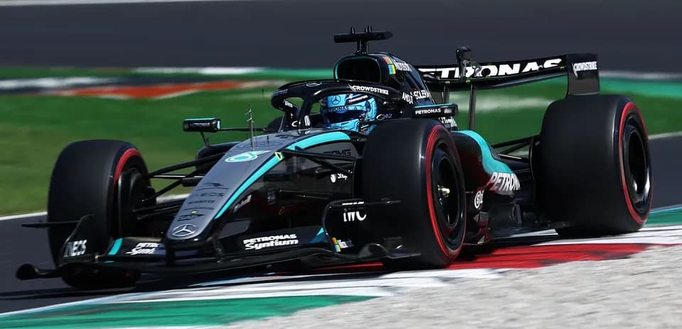 Coche de Fórmula 1 de Mercedes en pista