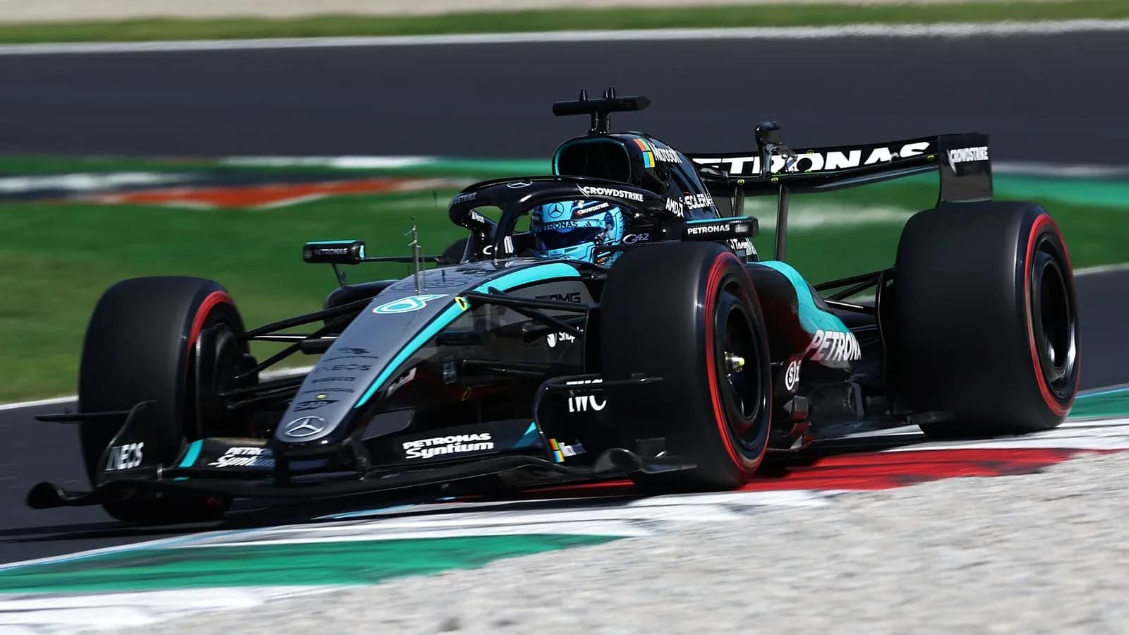 Coche de Fórmula 1 de Mercedes en pista
