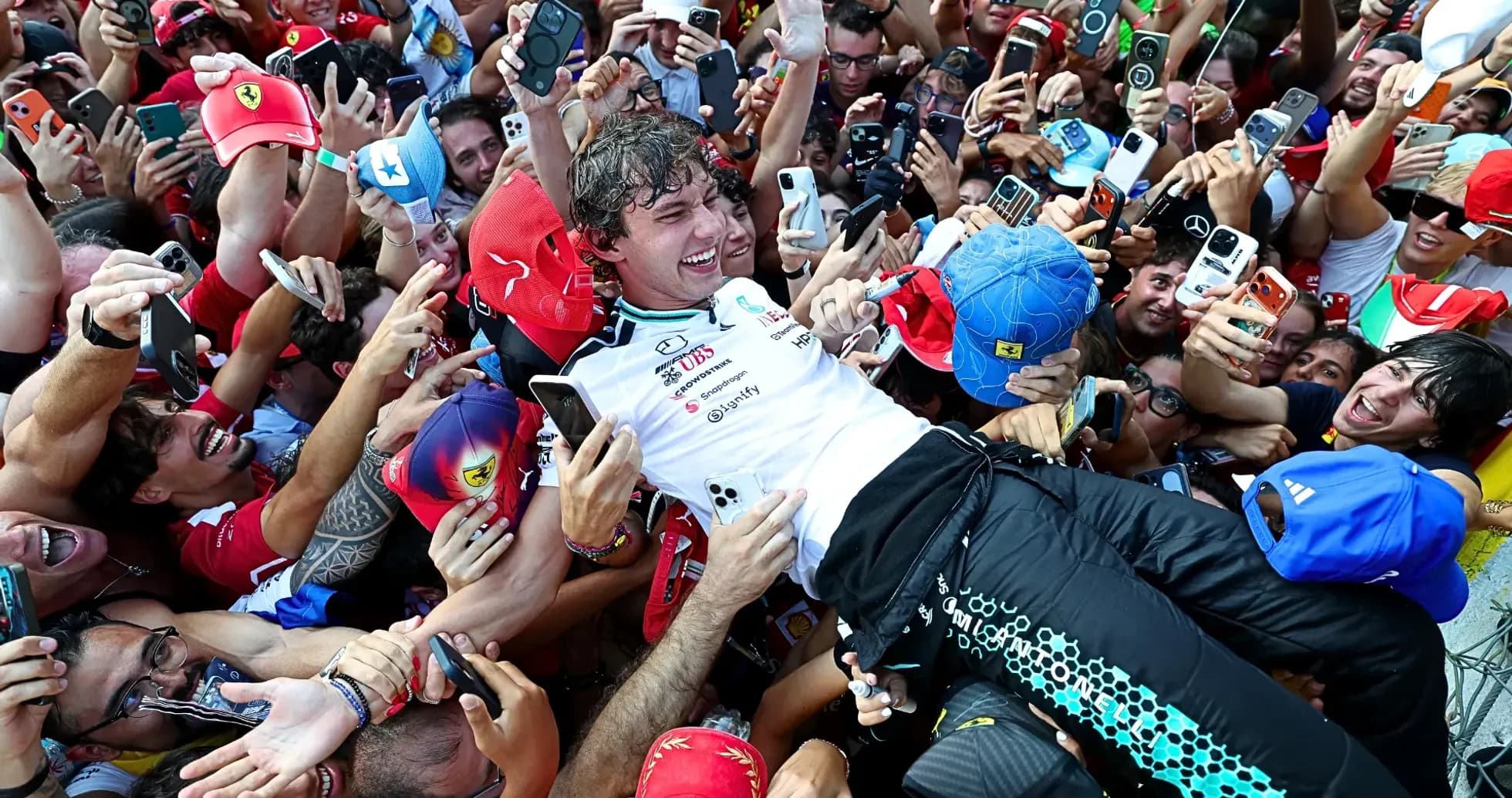 Piloto celebrando entre la multitud en un evento