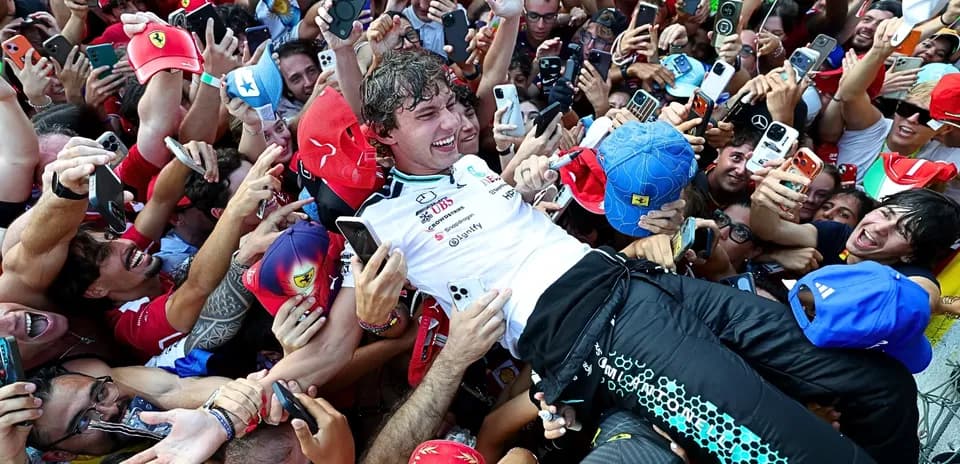 Piloto celebrando entre la multitud en un evento
