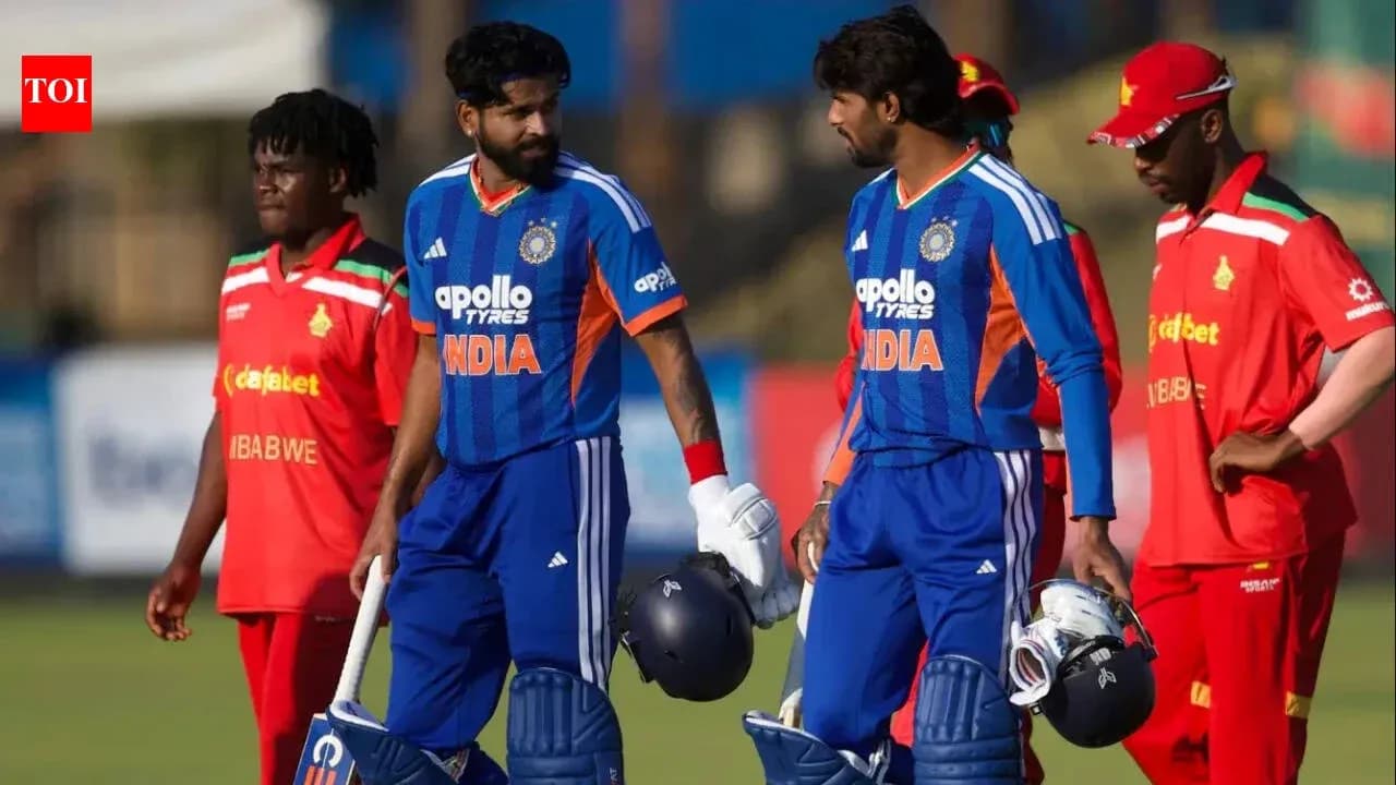 Jugadores de cricket de India y Zimbabwe en el campo