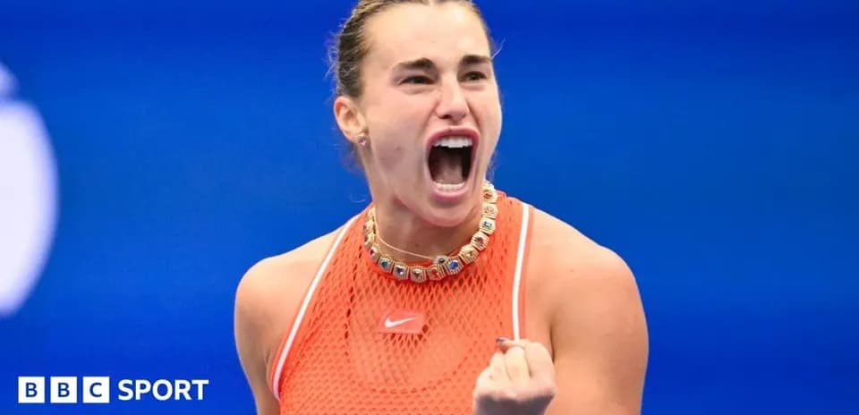 Jugadora de tenis celebrando un punto ganado