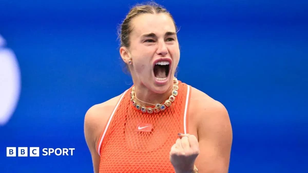 Jugadora de tenis celebrando un punto ganado
