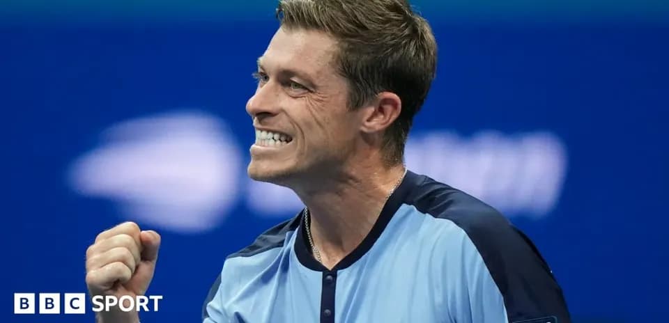 Jugador de tenis celebrando con un puño cerrado