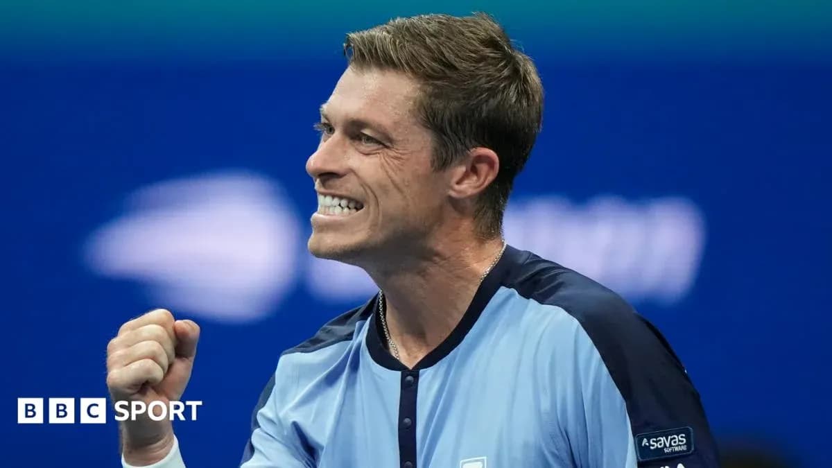 Jugador de tenis celebrando con un puño cerrado