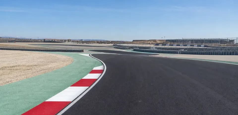 Curva de pista de carreras con barreras de seguridad