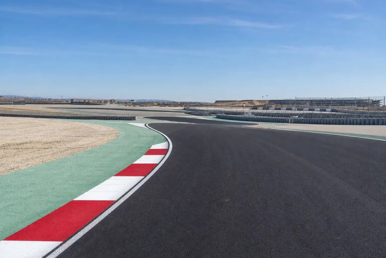 Curva de pista de carreras con barreras de seguridad