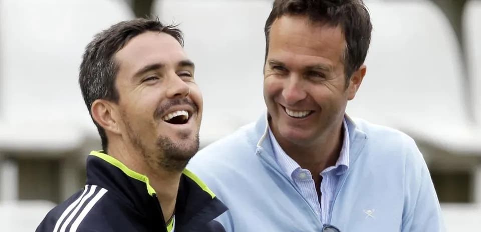 Dos jugadores de cricket sonriendo durante conversación