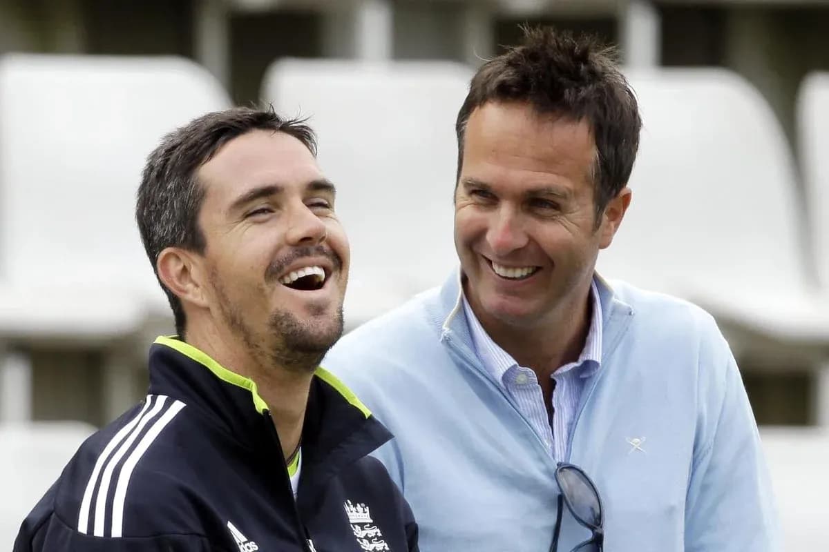 Dos jugadores de cricket sonriendo durante conversación