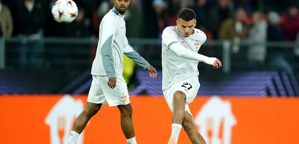 Jugador realizando un tiro durante calentamiento previo