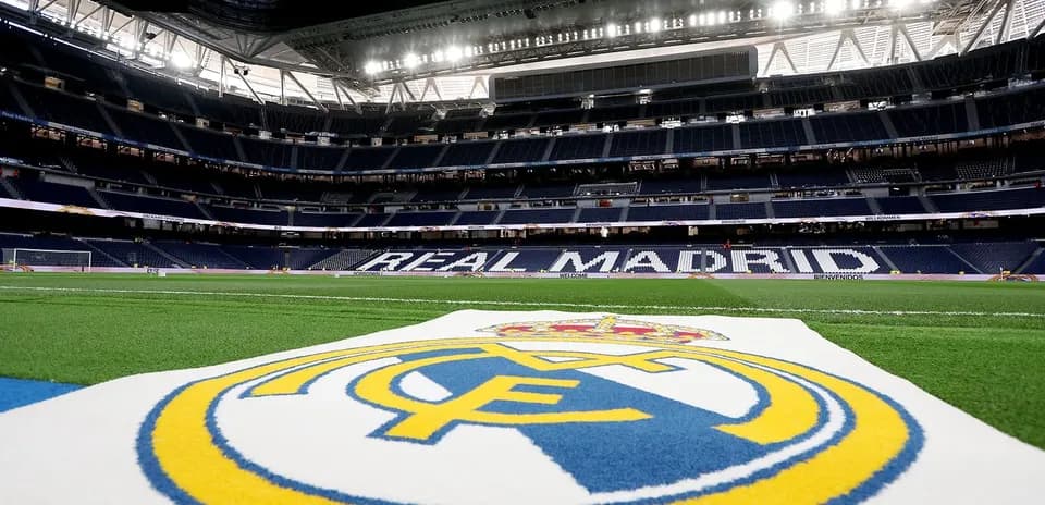 Logotipo del Real Madrid en el césped del estadio