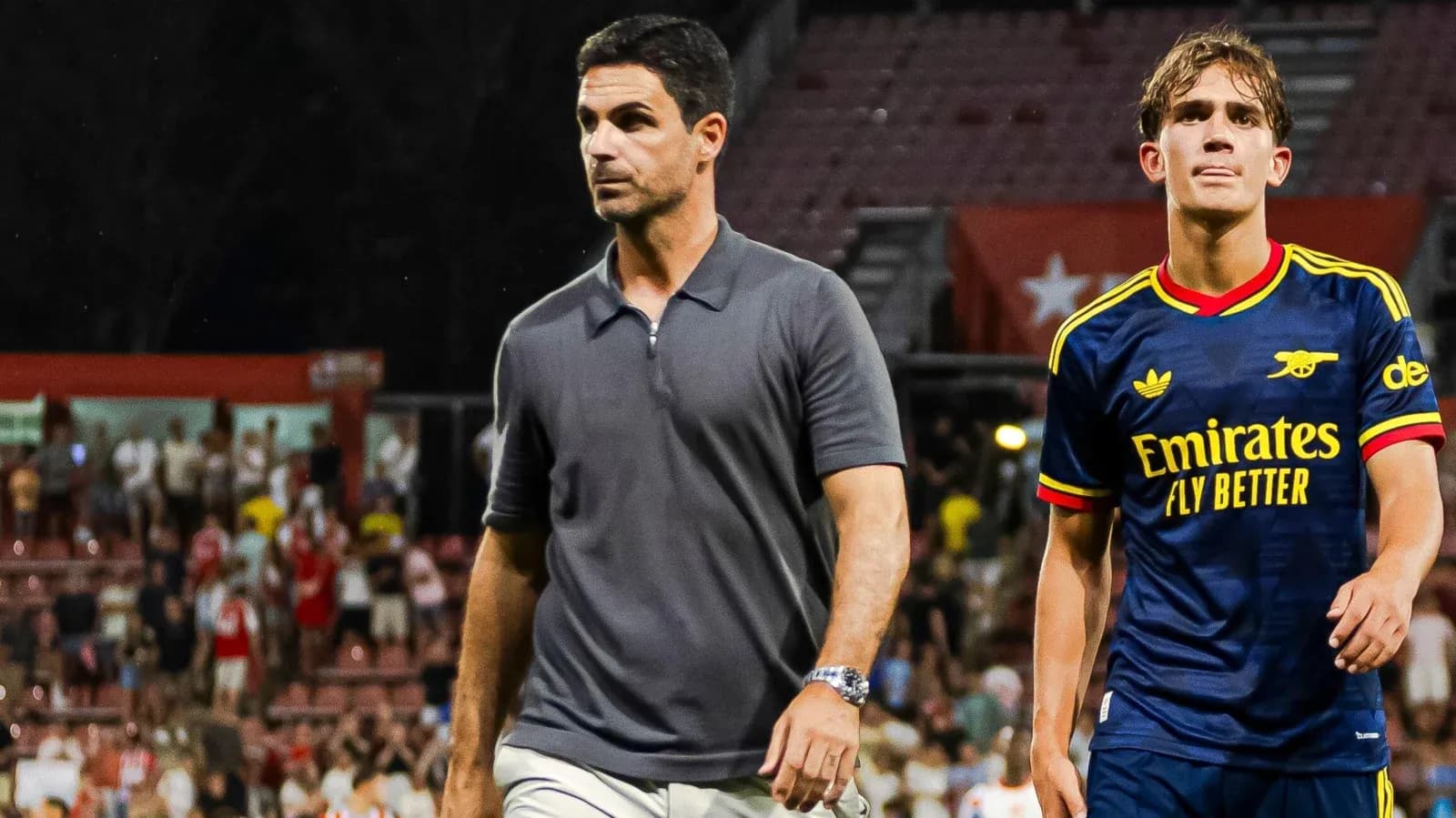 Entrenador y jugador saliendo del campo tras el partido
