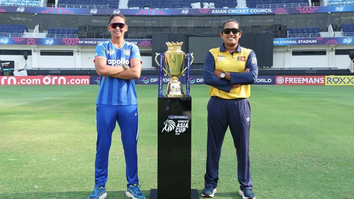 Capitanas de cricket posando junto al trofeo