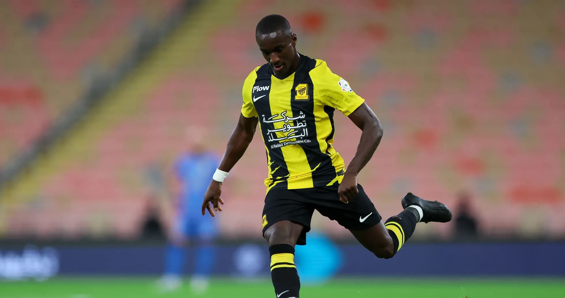 Jugador de Ittihad haciendo un pase en el campo