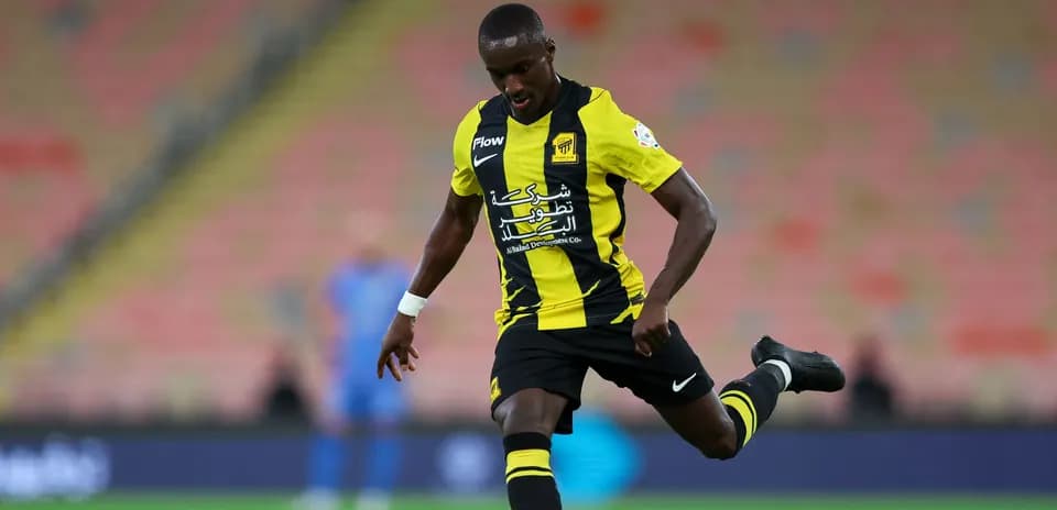 Jugador de Ittihad haciendo un pase en el campo