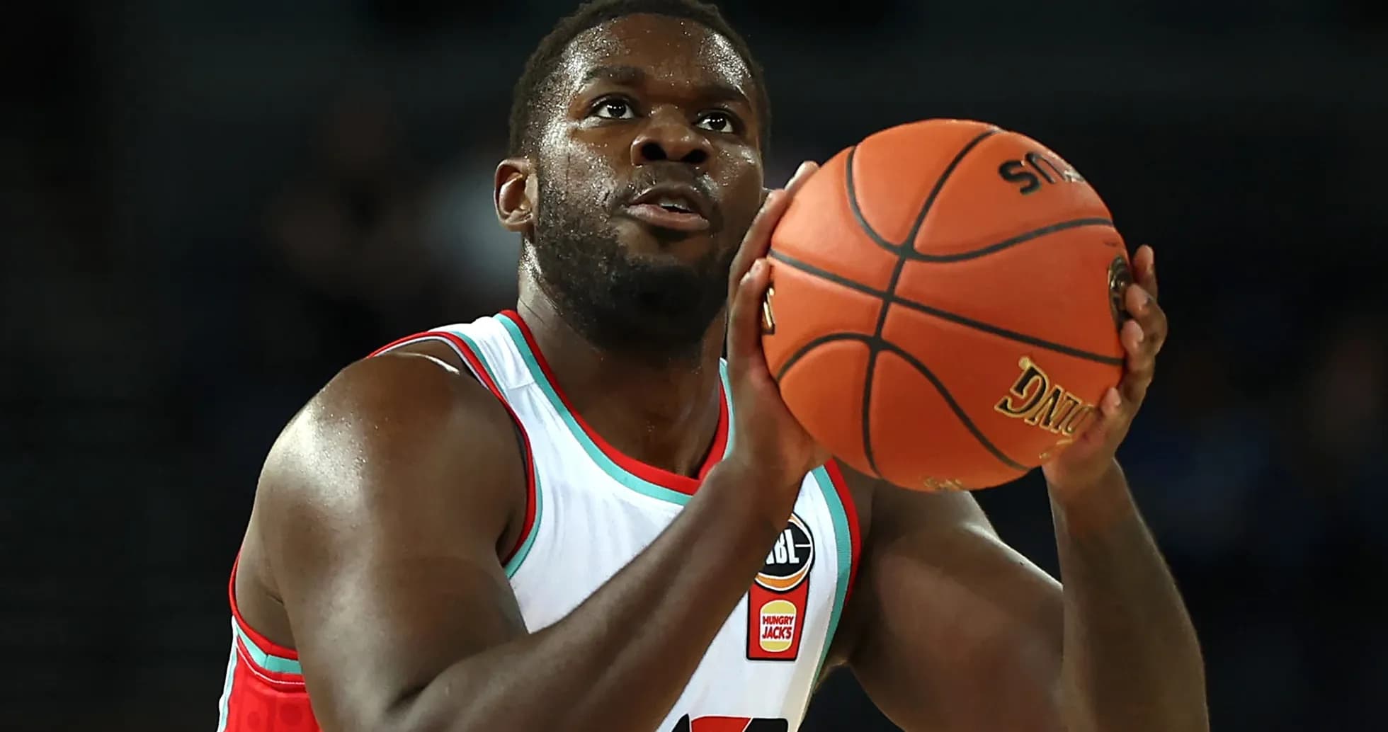 Jugador de baloncesto lanzando un tiro libre