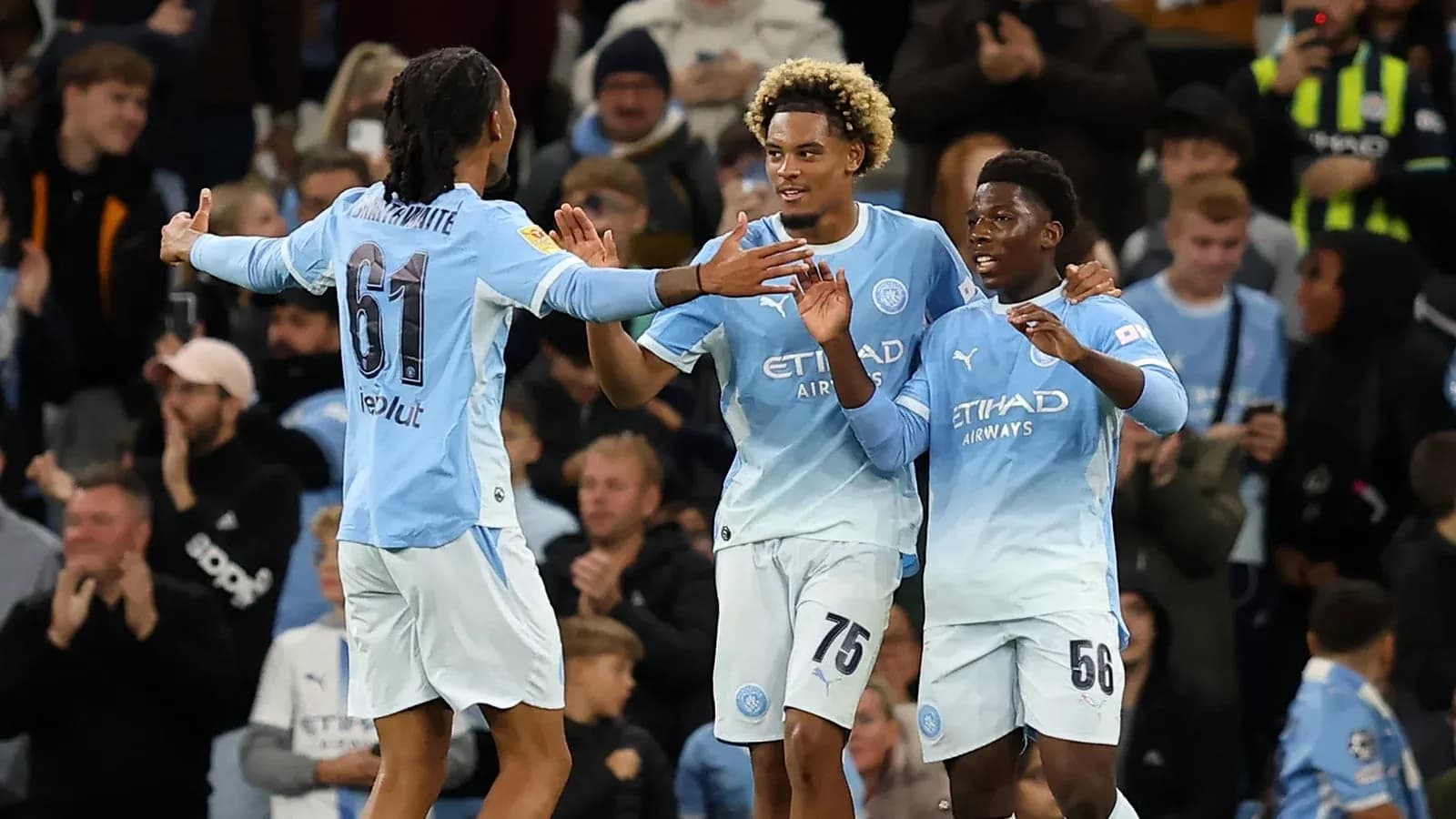 Jugadores de Manchester City celebrando un gol