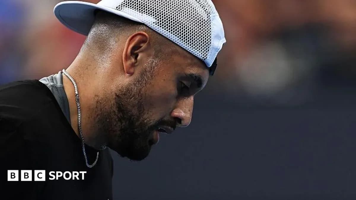 Jugador de tenis mirando hacia abajo en la cancha