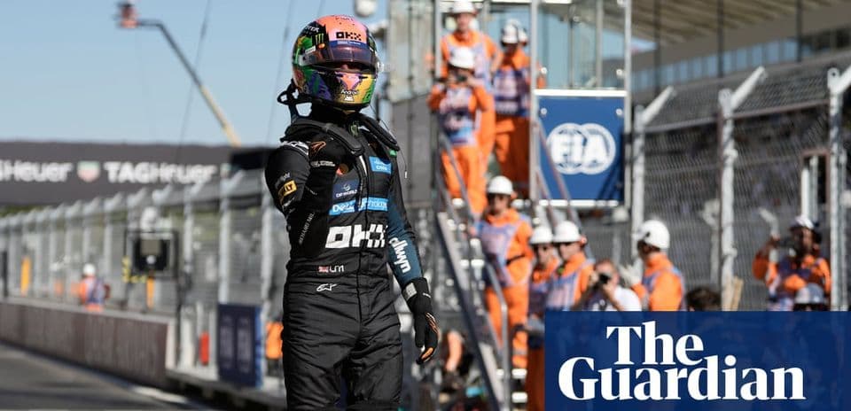 Piloto de Fórmula 1 celebrando en el circuito