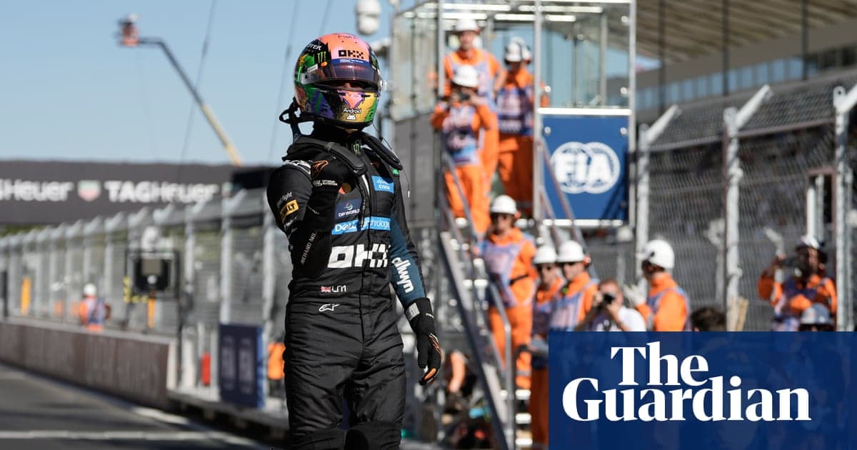 Piloto de Fórmula 1 celebrando en el circuito