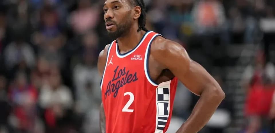 Jugador de baloncesto en uniforme de Los Angeles