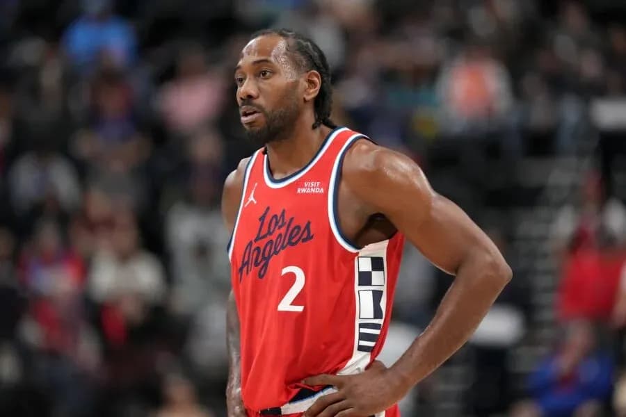 Jugador de baloncesto en uniforme de Los Angeles
