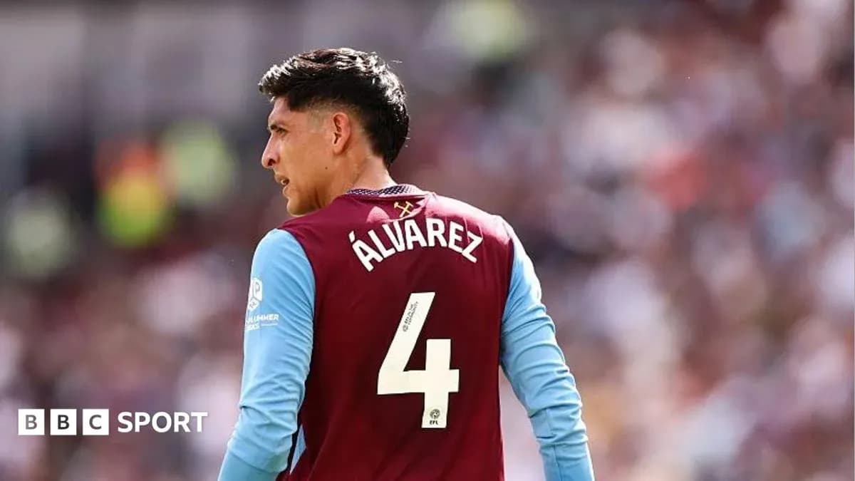 Jugador con camiseta de Aston Villa en el campo