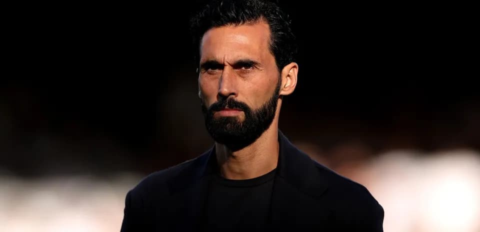 Hombre con barba y cabello oscuro mirando intensamente