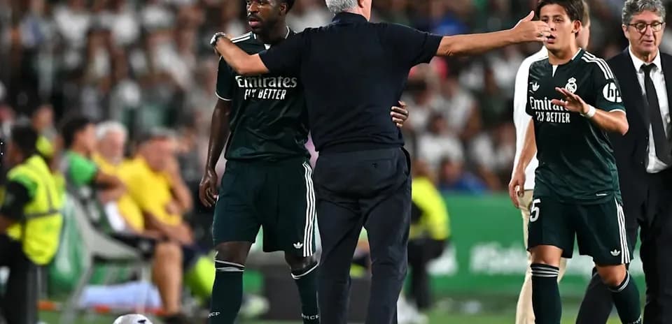 Entrenador hablando con jugadores durante el partido