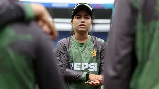 Jugadora de Pakistán hablando durante entrenamiento