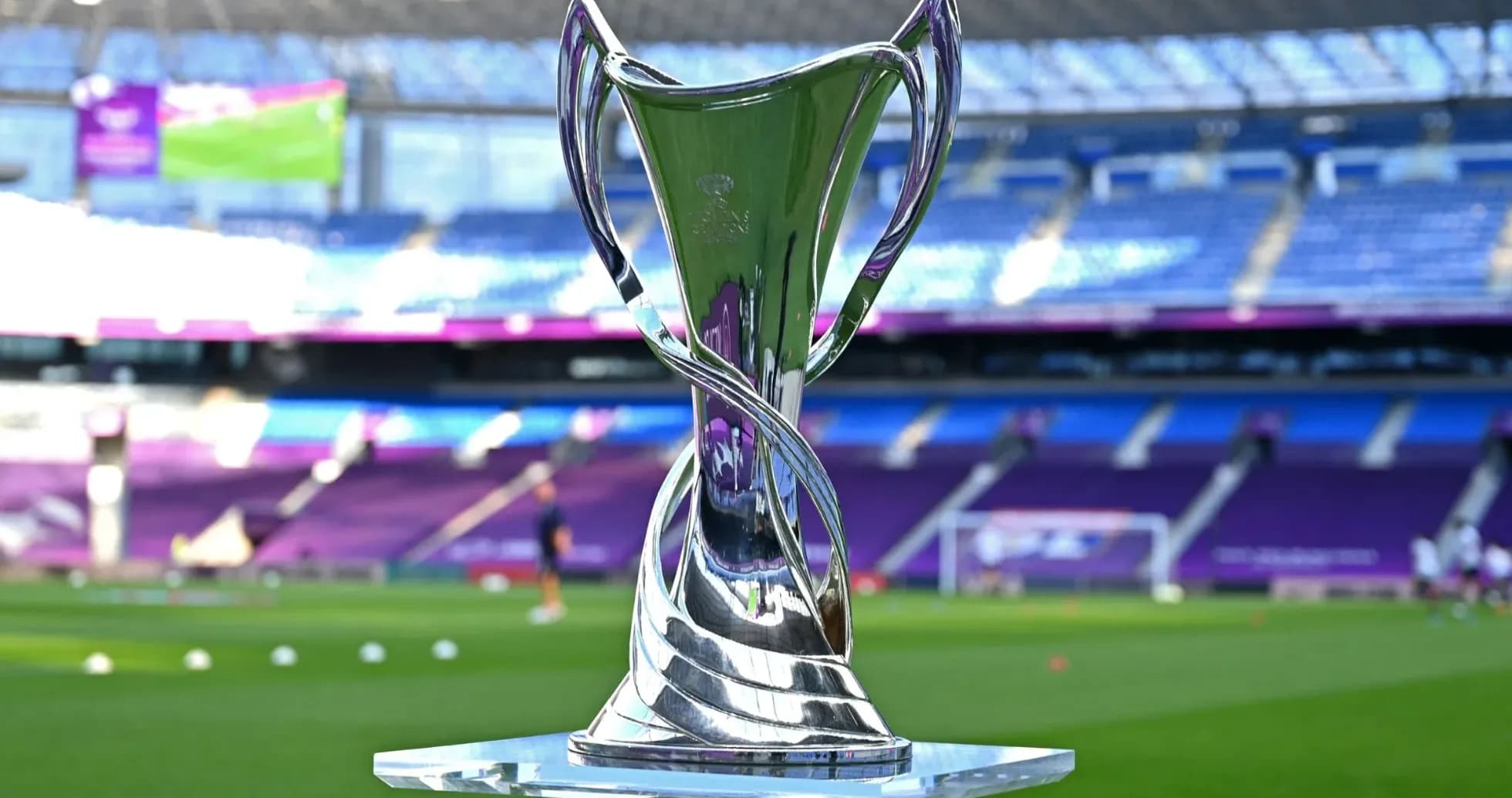 Trofeo en el campo de fútbol antes del partido