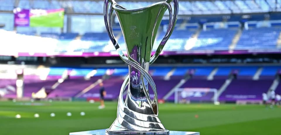 Trofeo en el campo de fútbol antes del partido