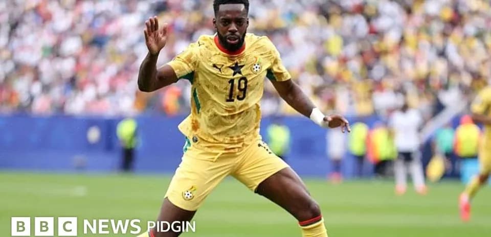 Jugador de Ghana corriendo en el campo de fútbol