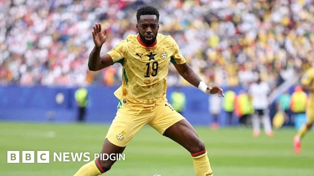 Jugador de Ghana corriendo en el campo de fútbol
