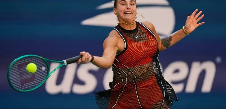 Jugadora de tenis golpeando una pelota en el partido