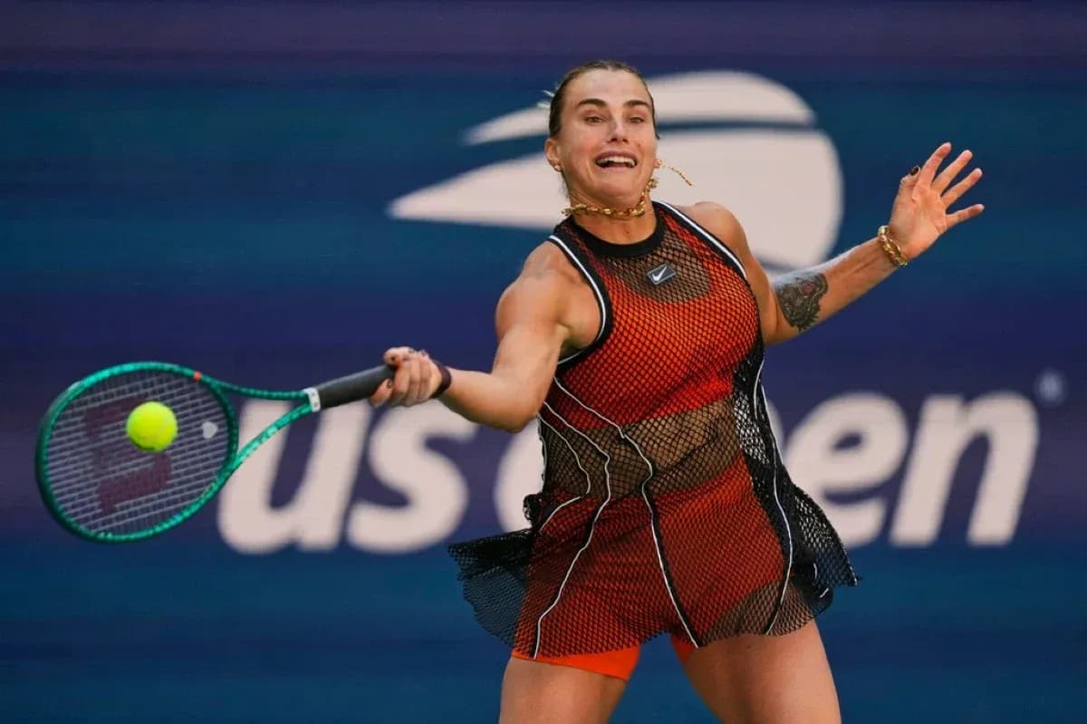Jugadora de tenis golpeando una pelota en el partido