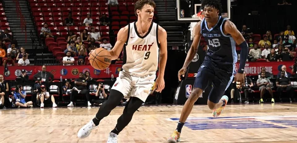 Jugador de Miami Heat driblando durante el partido