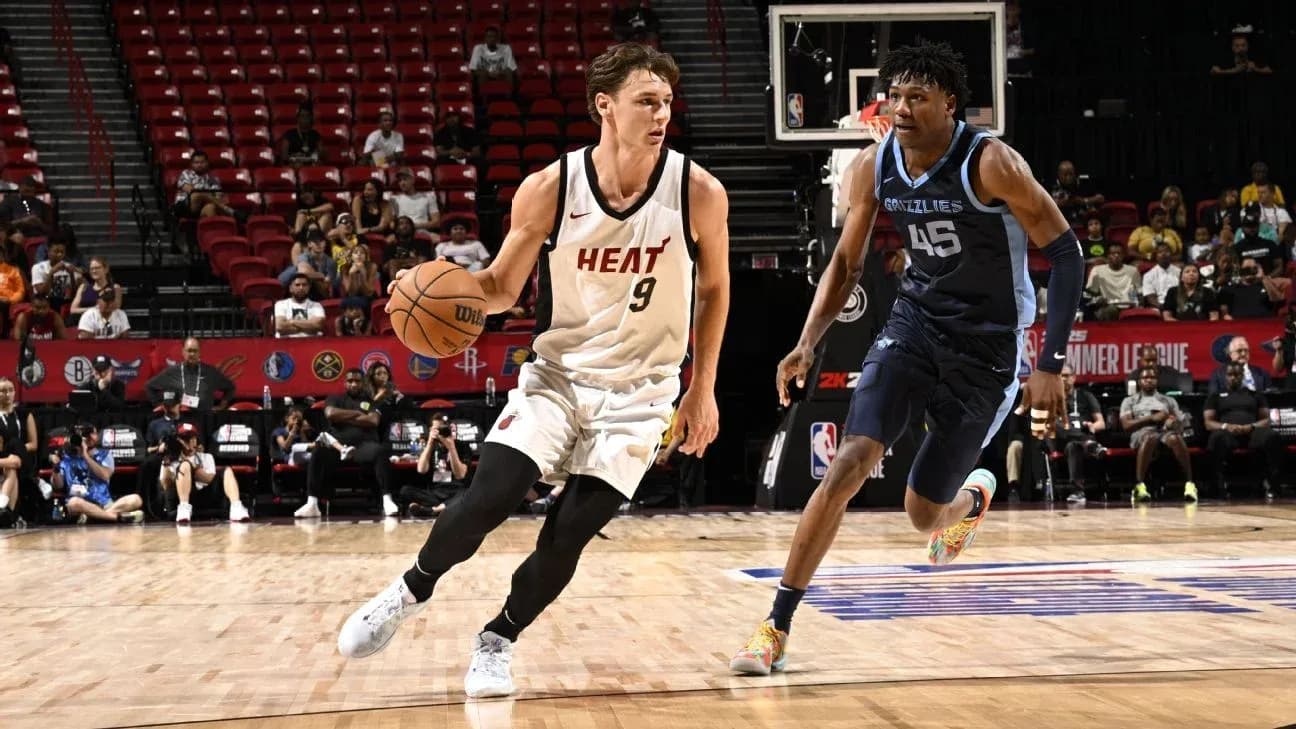 Jugador de Miami Heat driblando durante el partido