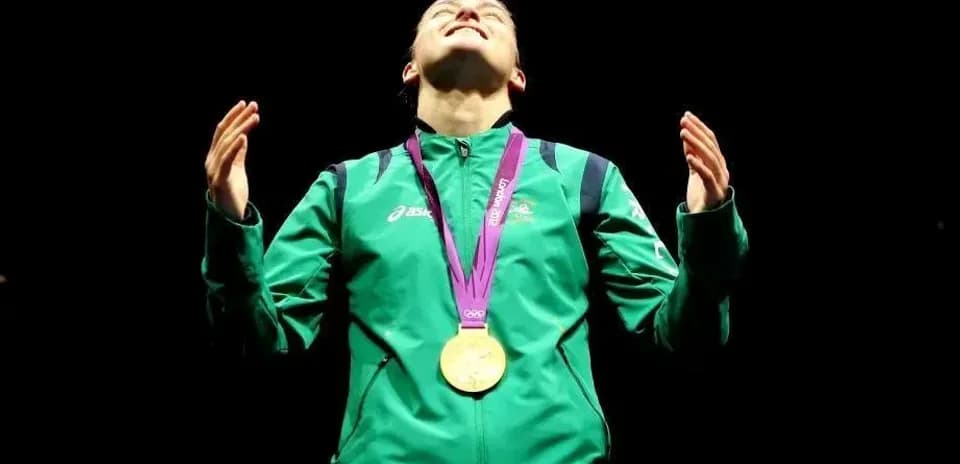 Atleta sosteniendo medalla de oro en ceremonia
