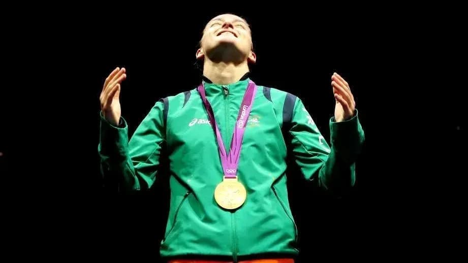 Atleta sosteniendo medalla de oro en ceremonia