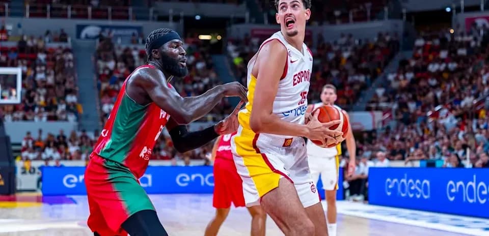 Jugador español driblando mientras es defendido