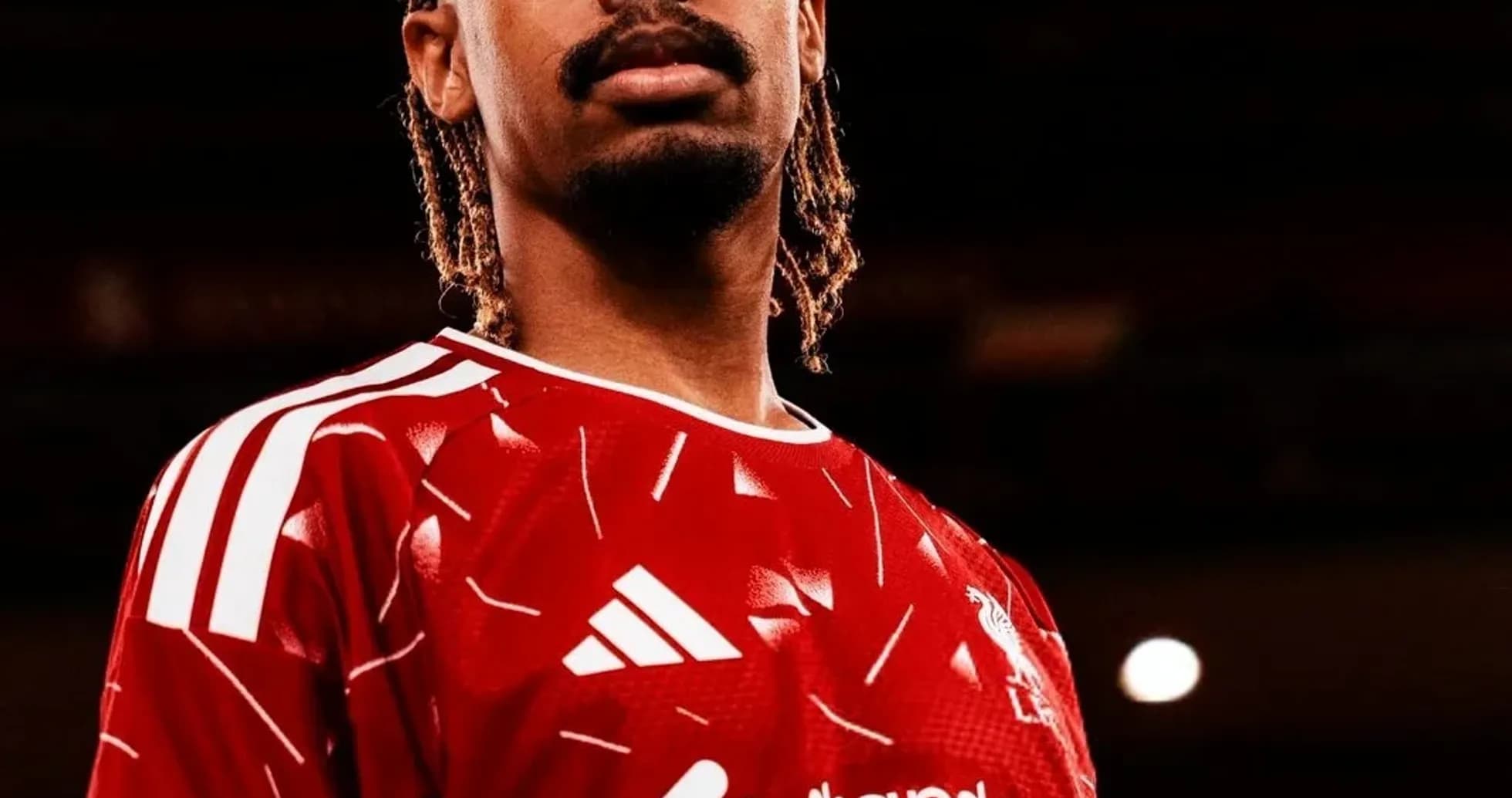 Jugador luciendo camiseta roja de Liverpool