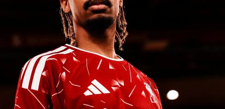 Jugador luciendo camiseta roja de Liverpool