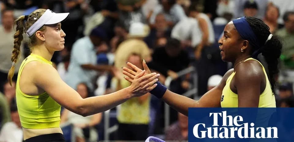 Jugadoras de tenis saludándose después del partido