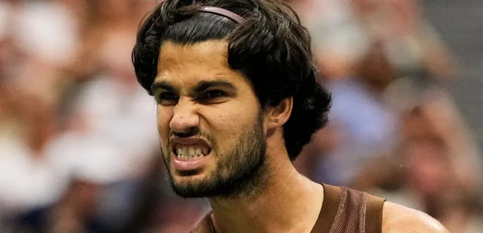 Jugador de tenis celebrando un punto durante el partido