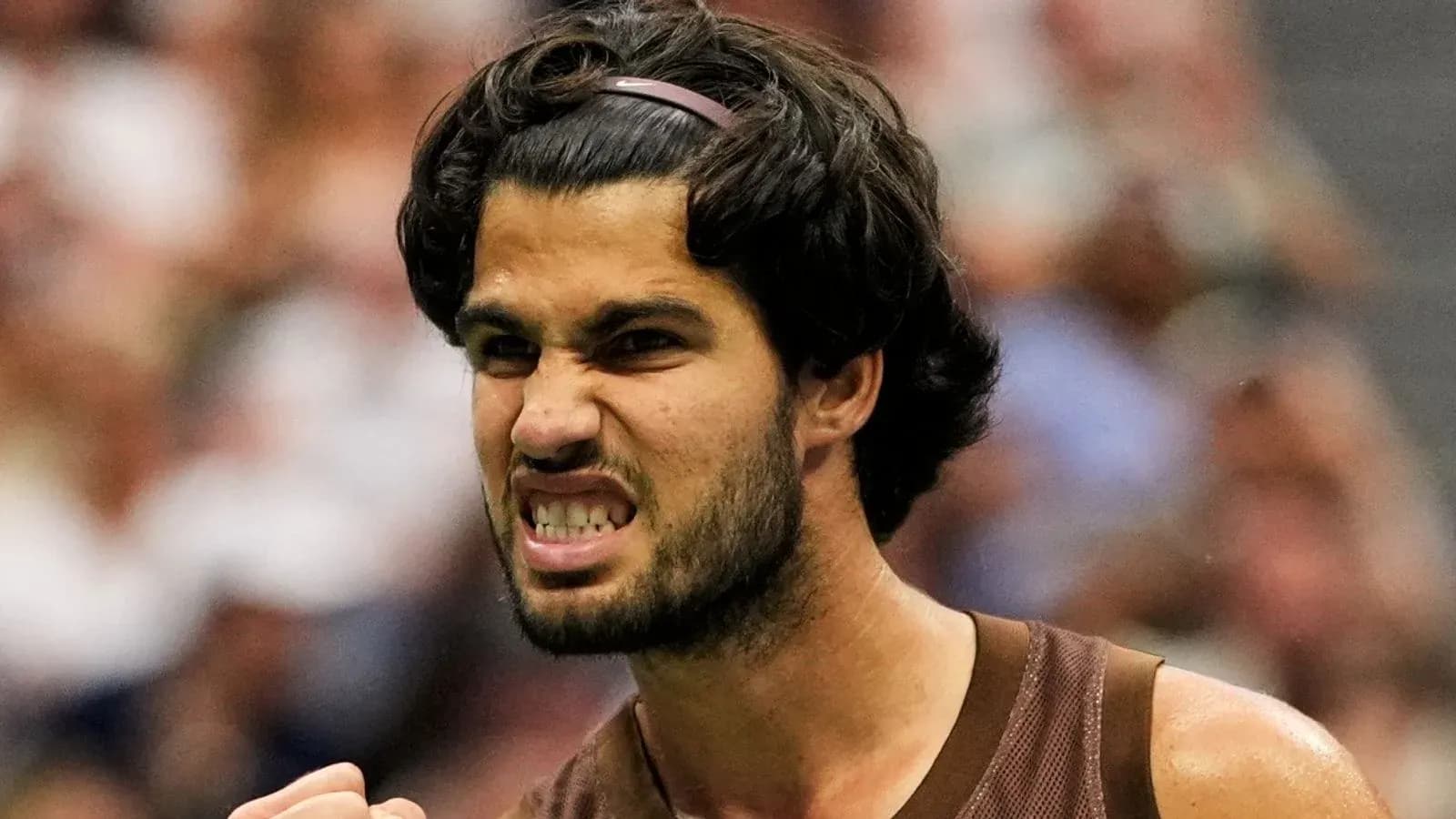 Jugador de tenis celebrando un punto durante el partido
