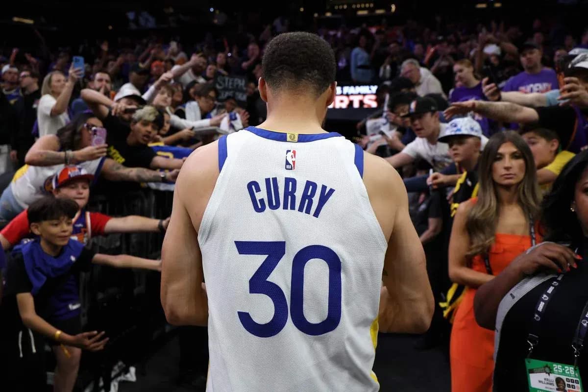Jugador de baloncesto saliendo del campo rodeado de aficionados
