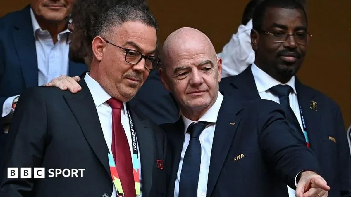Dos hombres conversando en evento de fútbol