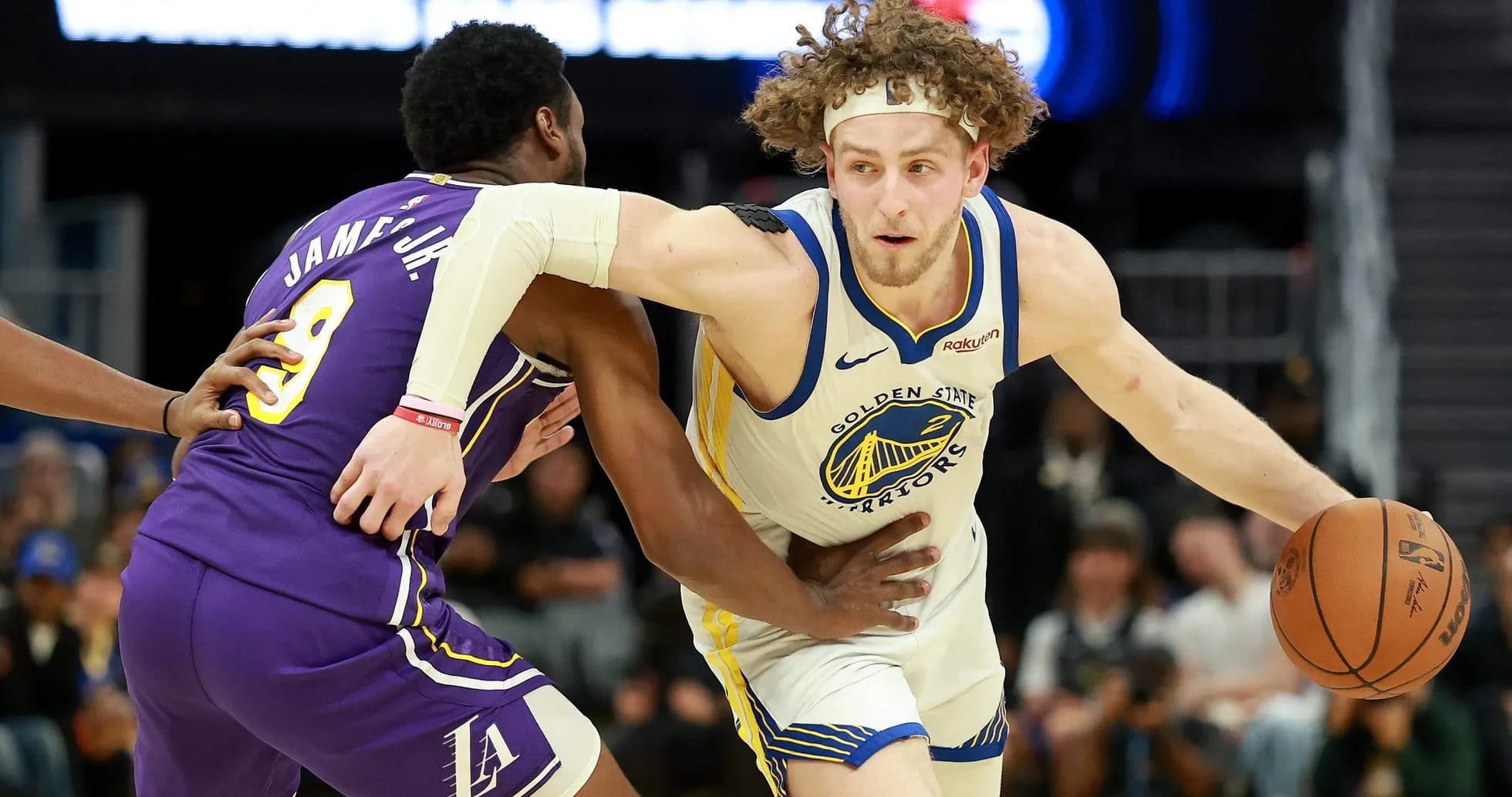 Jugador de Warriors driblando mientras es defendido