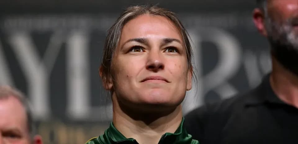 Atleta en evento de pesaje con mirada decidida